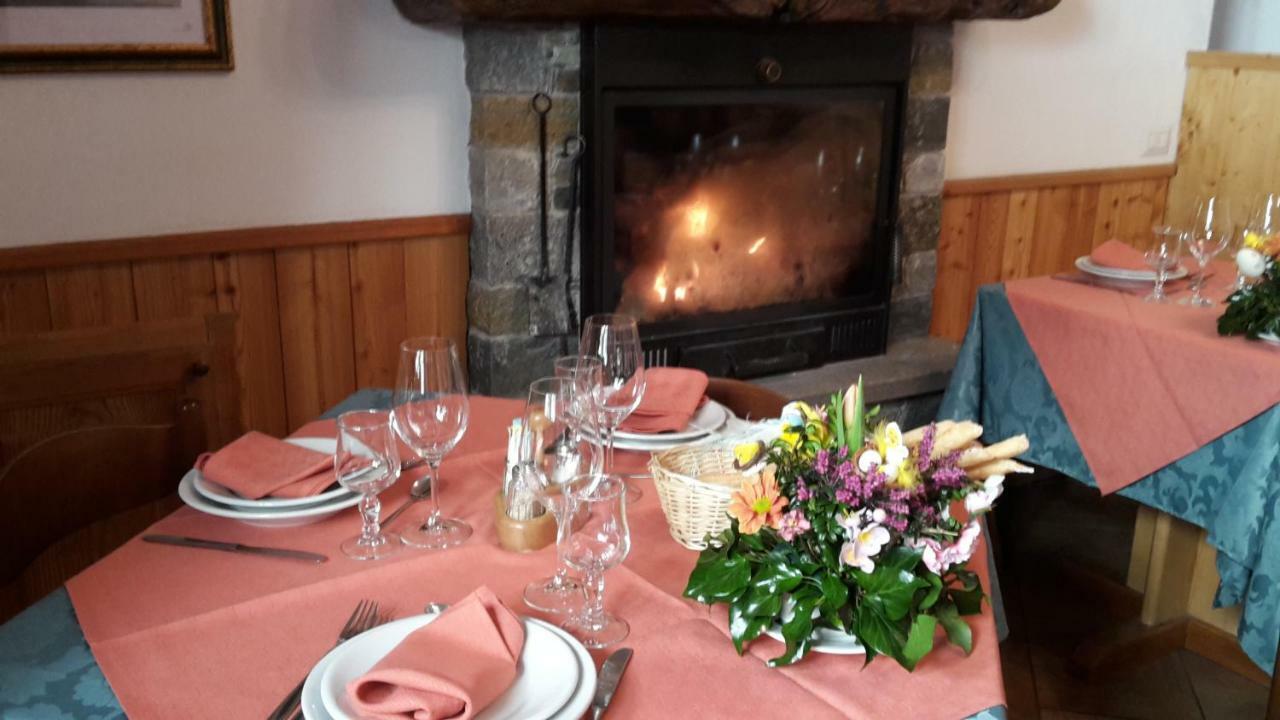 Albergo Ristorante Centro Vico Canavese エクステリア 写真