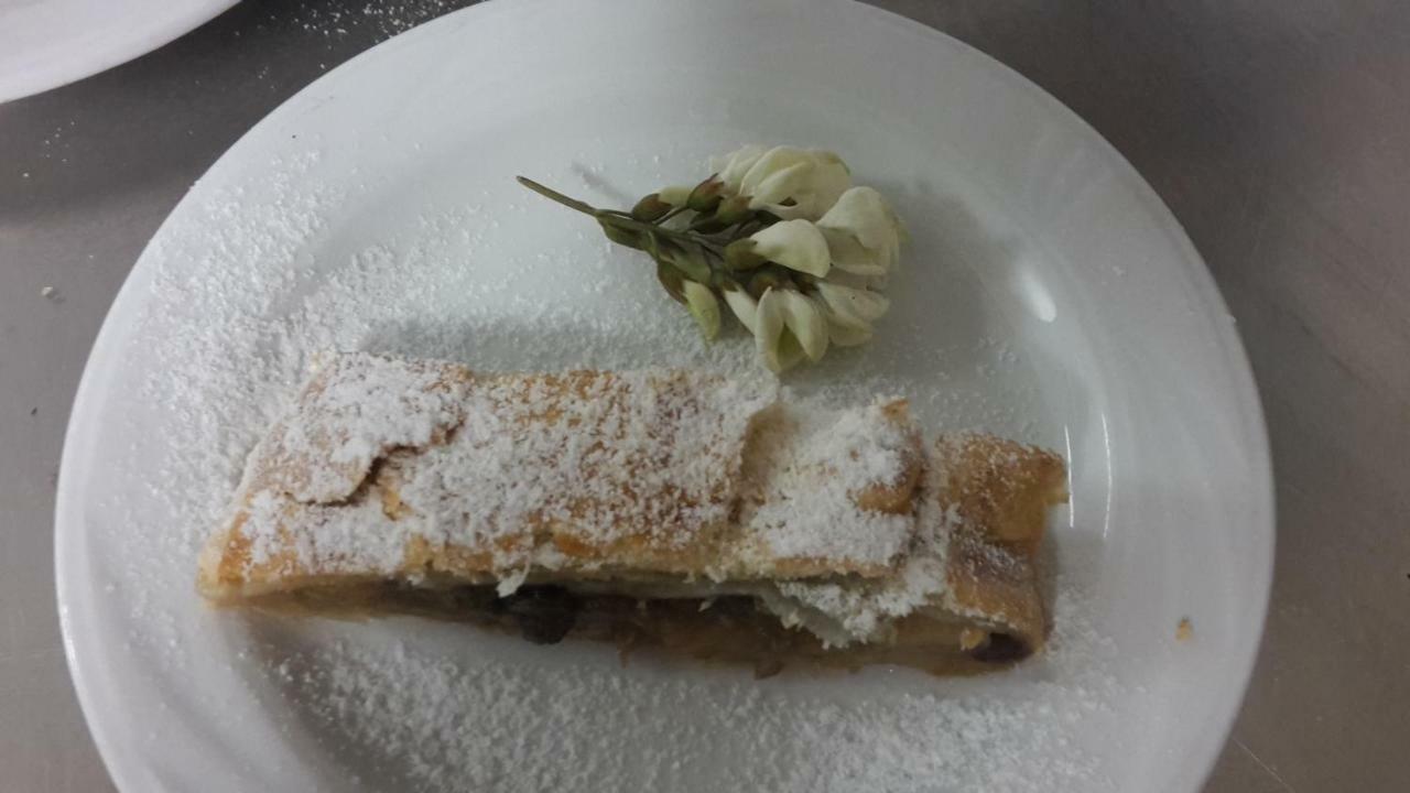 Albergo Ristorante Centro Vico Canavese エクステリア 写真